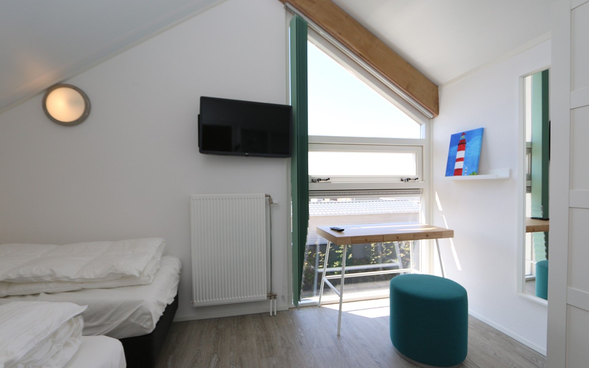 Zolderkamer met werkruimte in Het Witte Strandhuis in Renesse, Zeeland.