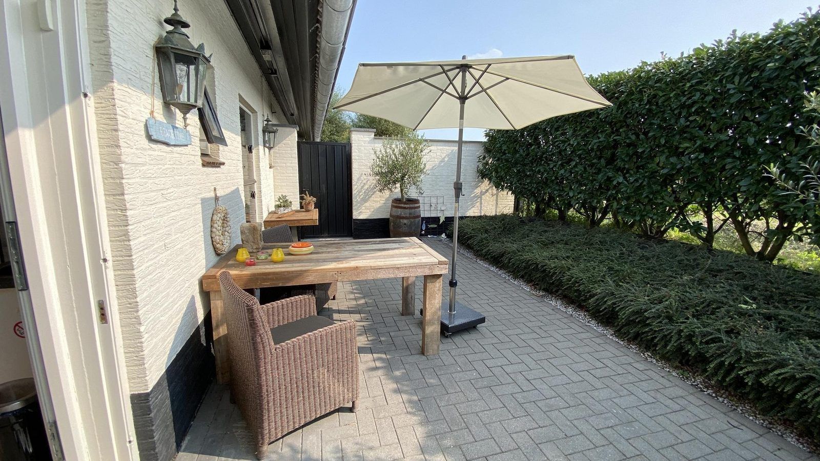 Gemuetliche Terrasse im VZ712 Apartment Renesse, ideal fuer ein Fruehstueck im Freien in Renesse, Zeeland.