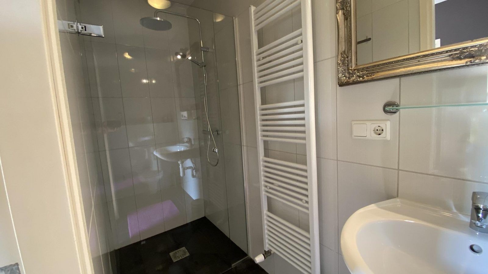Modernes Badezimmer mit begehbarer Dusche in VZ712 Apartment Renesse, Schouwen-Duiveland.
