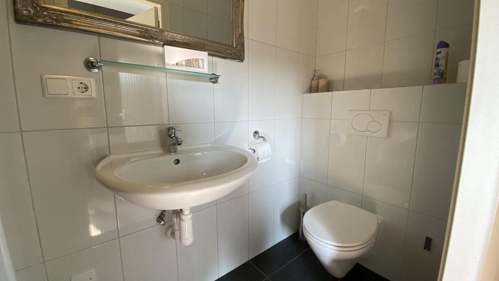 Komfortables Schlafzimmer im VZ712 Apartment Renesse, ideal fuer Erholung in Zeeland.