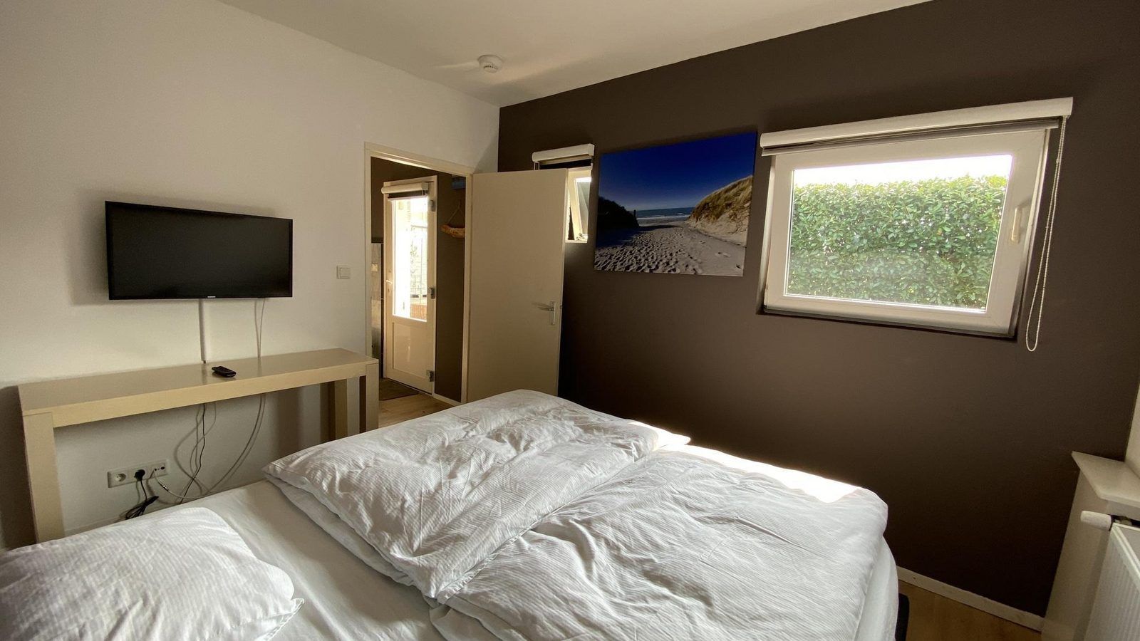 Gemuetliches Schlafzimmer im VZ712 Apartment Renesse, perfekt fuer einen entspannten Aufenthalt.