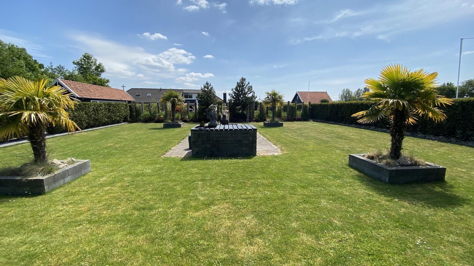 Weitlaeufige Rasenflaechen in der Naehe von VZ712 Apartment Renesse, ideal fuer Outdoor-Aktivitaeten in Zeeland.