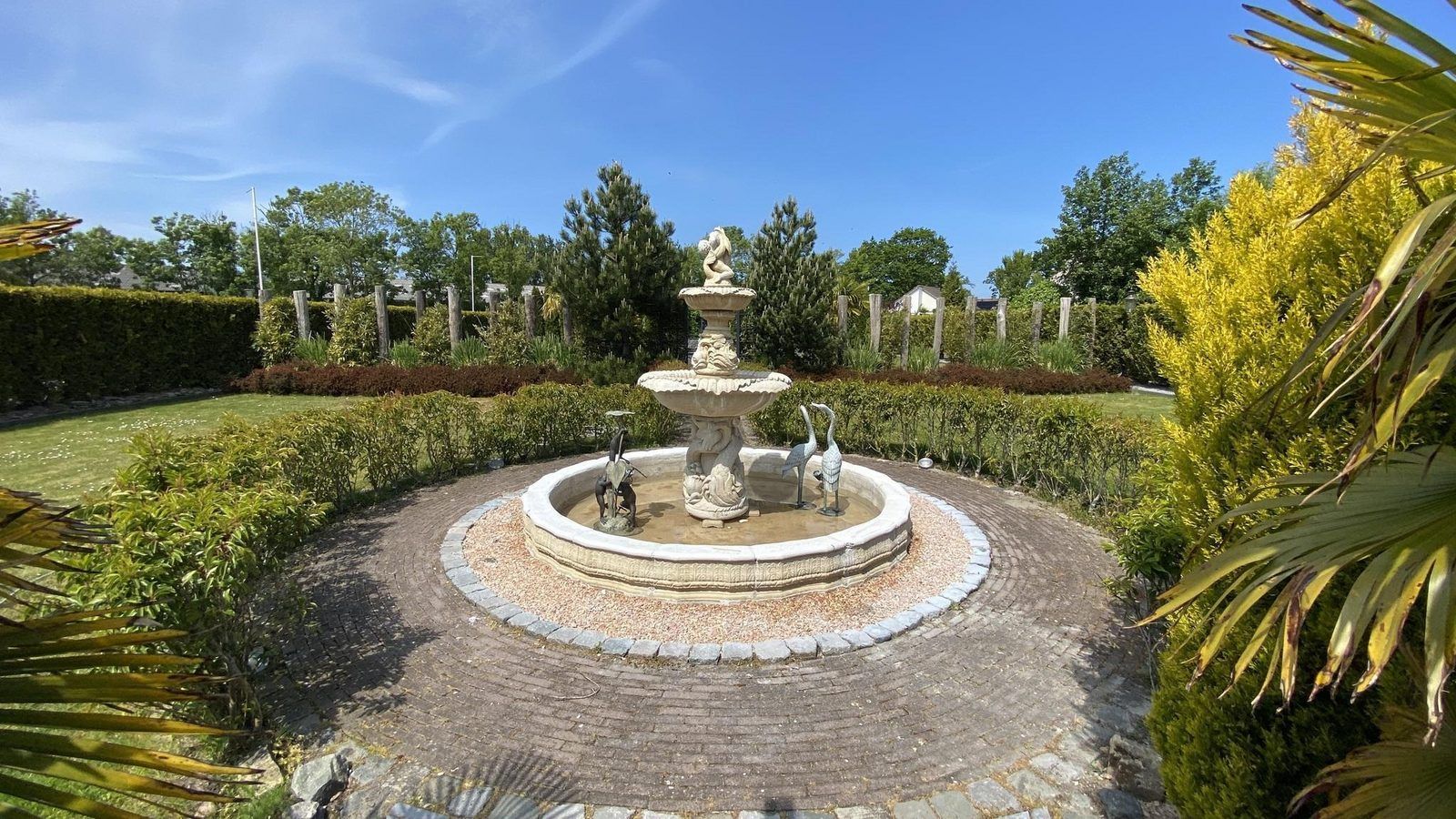 Vogelhaeuschen im Garten von VZ712 Apartment Renesse, einer charmanten Ergaenzung in Renesse.