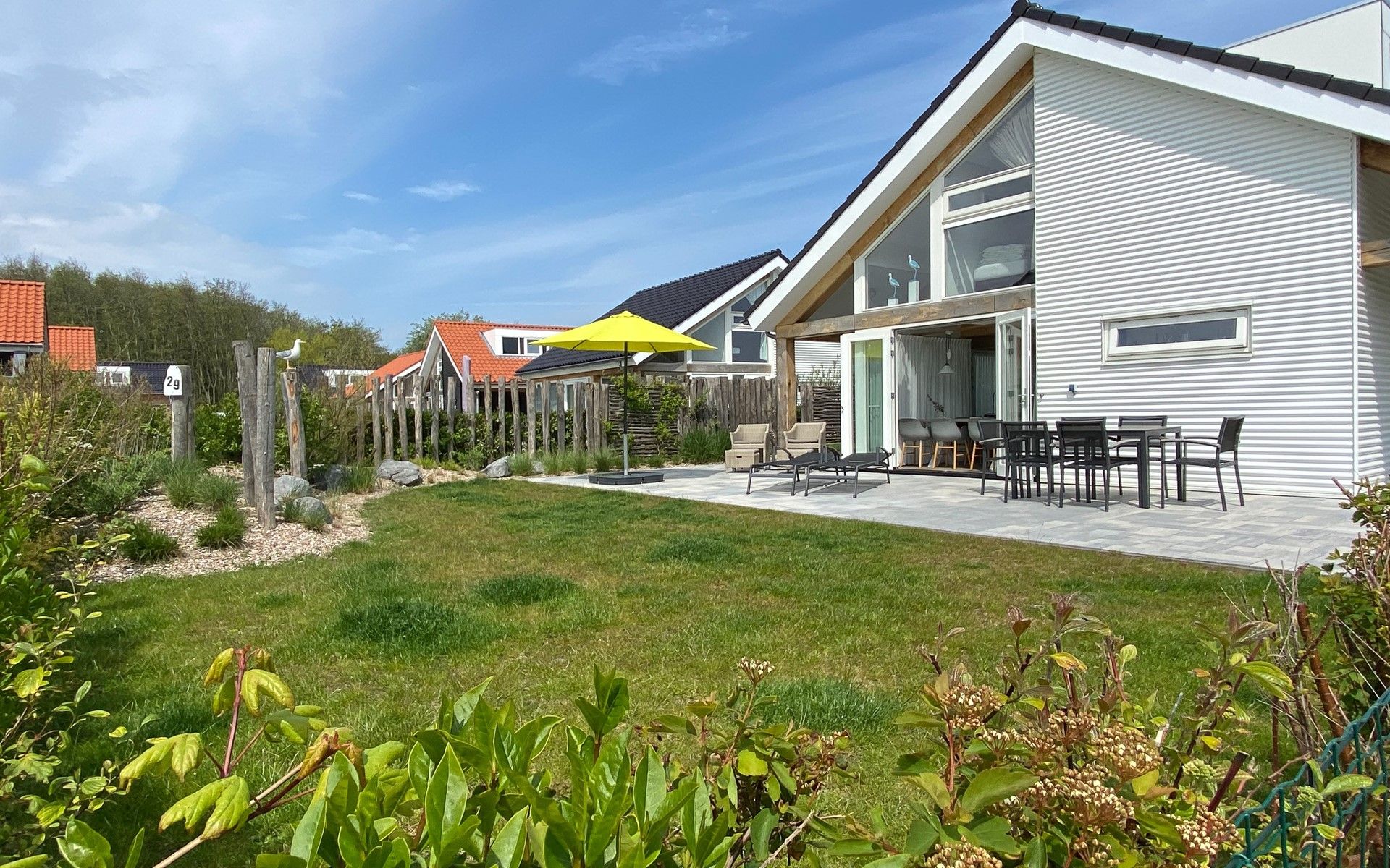 Geraeumiger Garten im Ferienhaus Zonnedorp 29 Strandloper in Renesse, Schouwen-Duiveland, Zeeland.