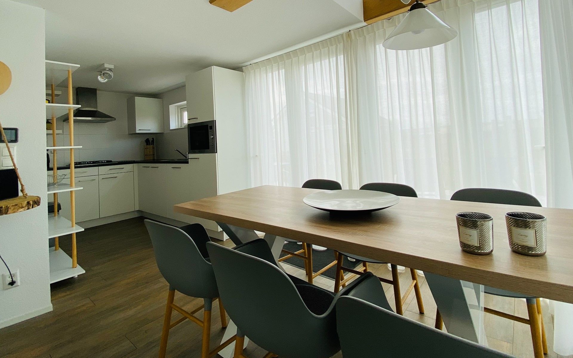 Esszimmer und Kueche im Ferienhaus Zonnedorp 29 Strandloper, Renesse, Schouwen-Duiveland, Zeeland.