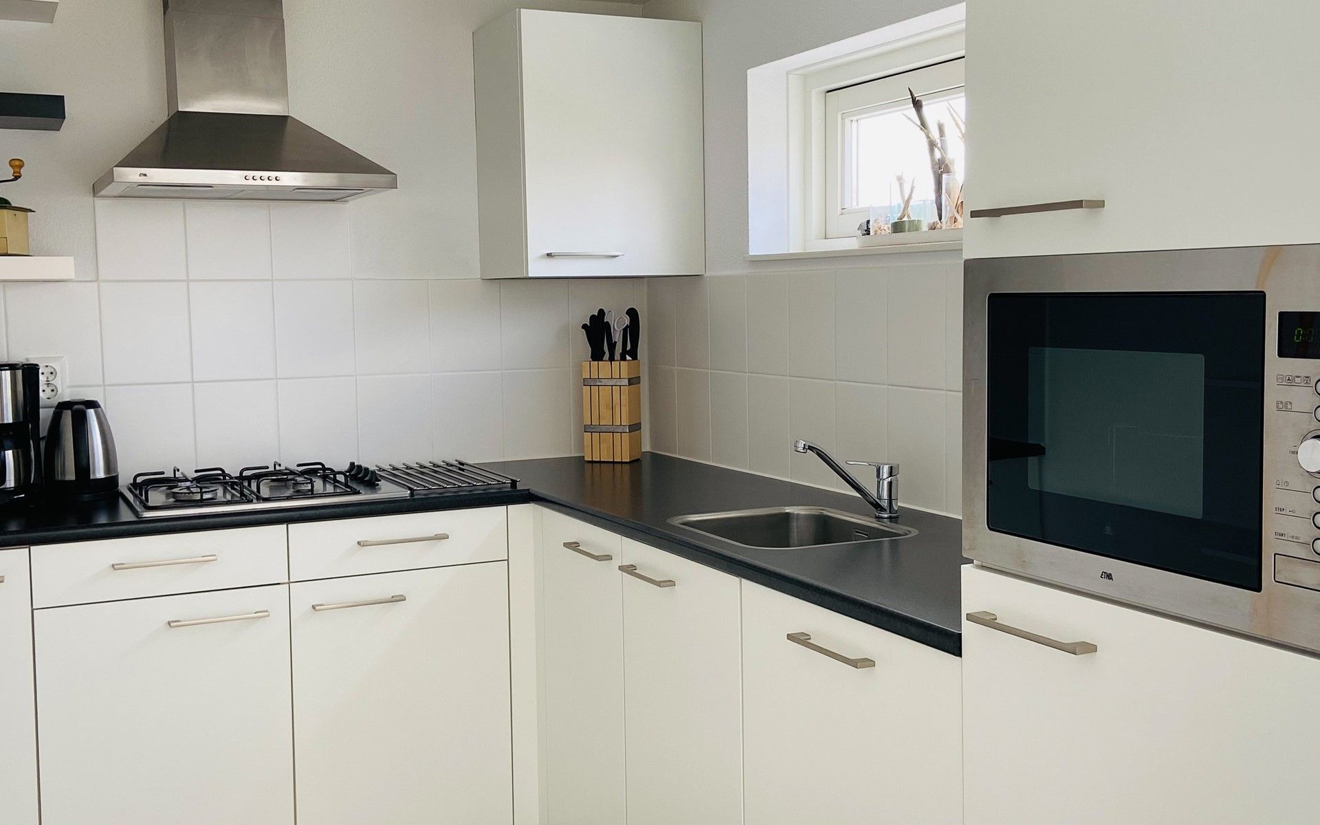 Moderne Kueche im Ferienhaus Zonnedorp 29 Strandloper, Renesse, Schouwen-Duiveland, Zeeland.