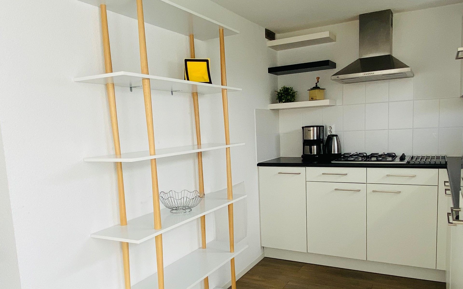 Offene Kueche mit modernen Geraeten im Ferienhaus Zonnedorp 29 Strandloper, Renesse, Zeeland.