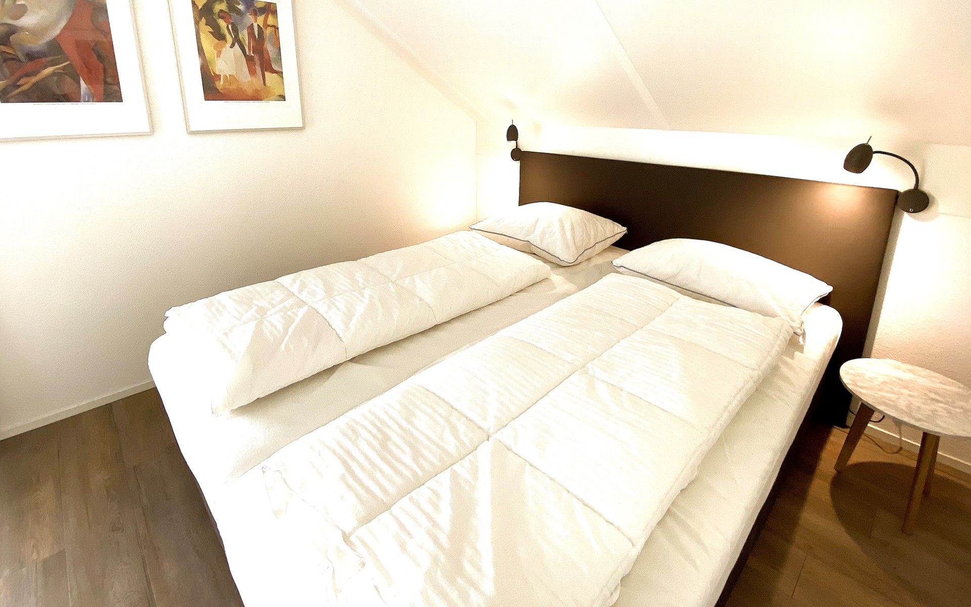 Schlafzimmer mit Doppelbett im Ferienhaus Zonnedorp 29 Strandloper, Renesse, Zeeland.