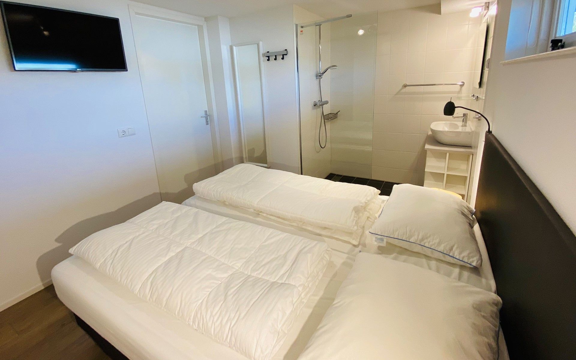 Schlafzimmer mit eigenem Bad im Ferienhaus Zonnedorp 29 Strandloper, Renesse, Zeeland.