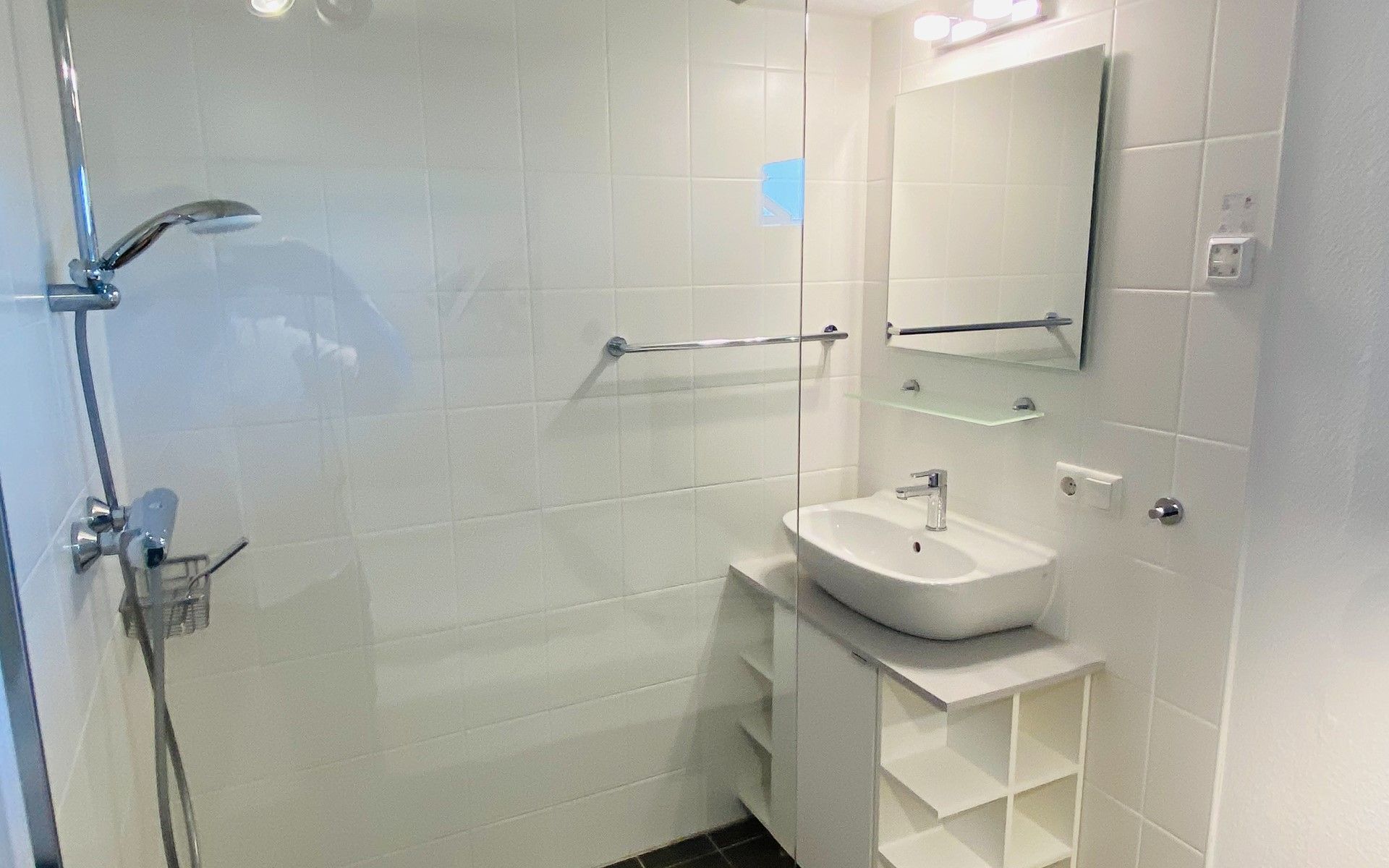 Badezimmer mit Dusche in Ferienhaus Zonnedorp 29 Strandloper, Renesse, Zeeland.