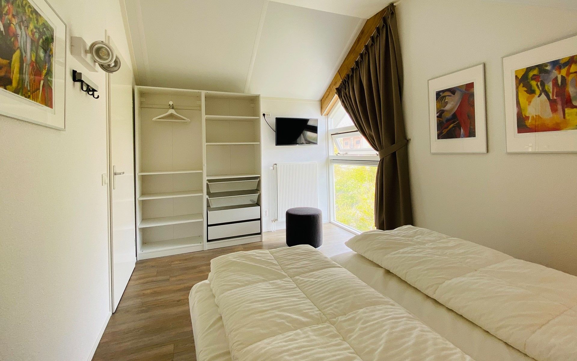 Helles Schlafzimmer mit Kunstwerken im Ferienhaus Zonnedorp 29 Strandloper, Renesse, Zeeland.