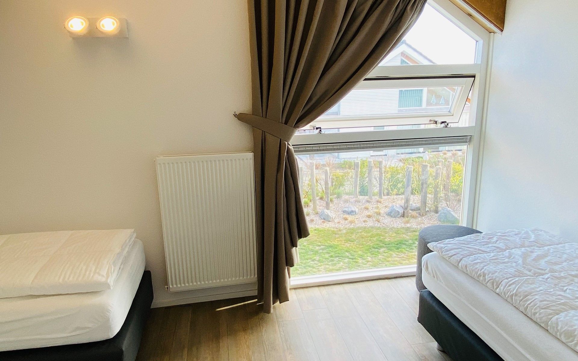 Schlafzimmer mit grossen Fenstern im Ferienhaus Zonnedorp 29 Strandloper, Renesse, Zeeland.