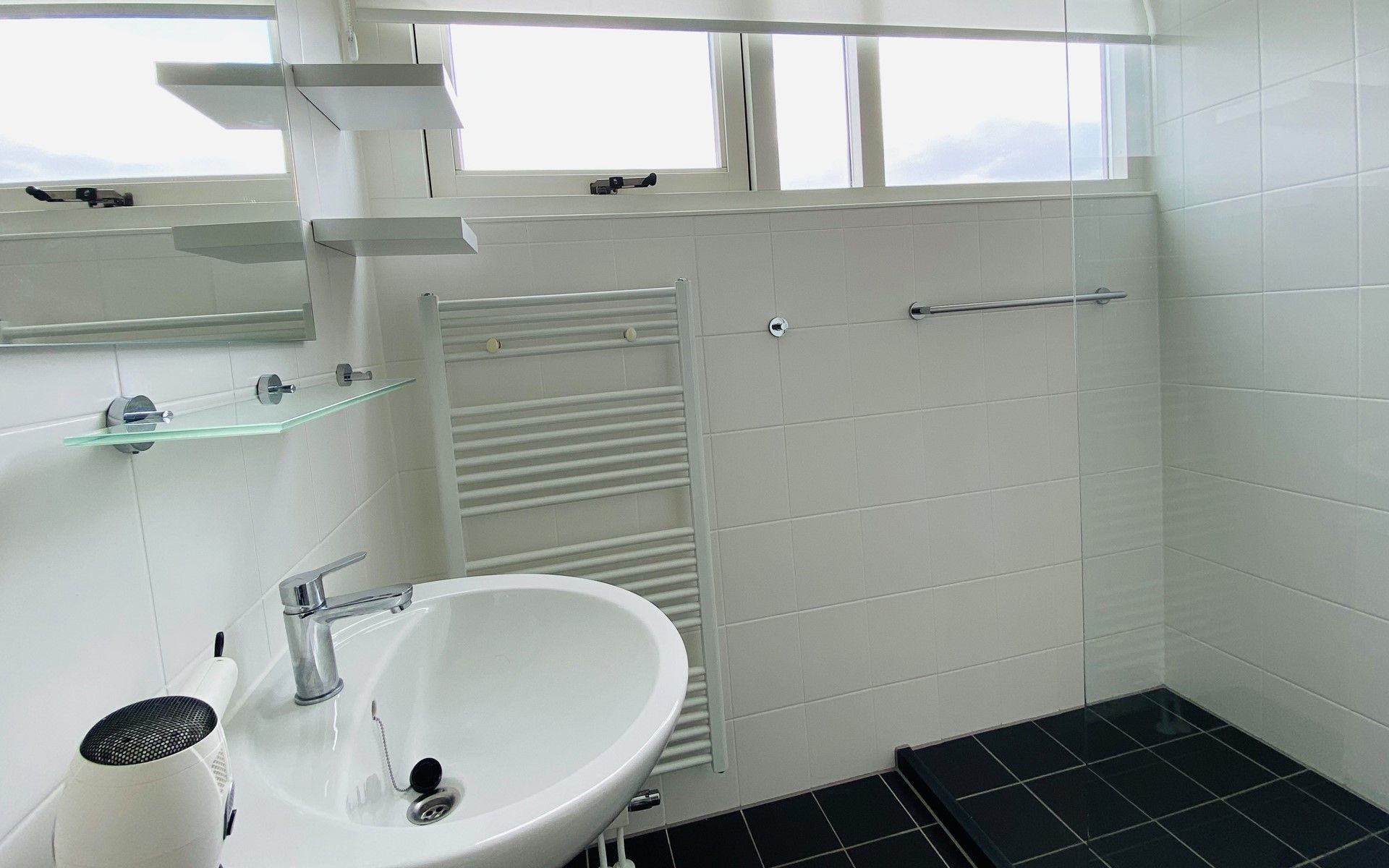 Modernes Badezimmer mit Dusche im Ferienhaus Zonnedorp 29 Strandloper, Renesse, Zeeland.