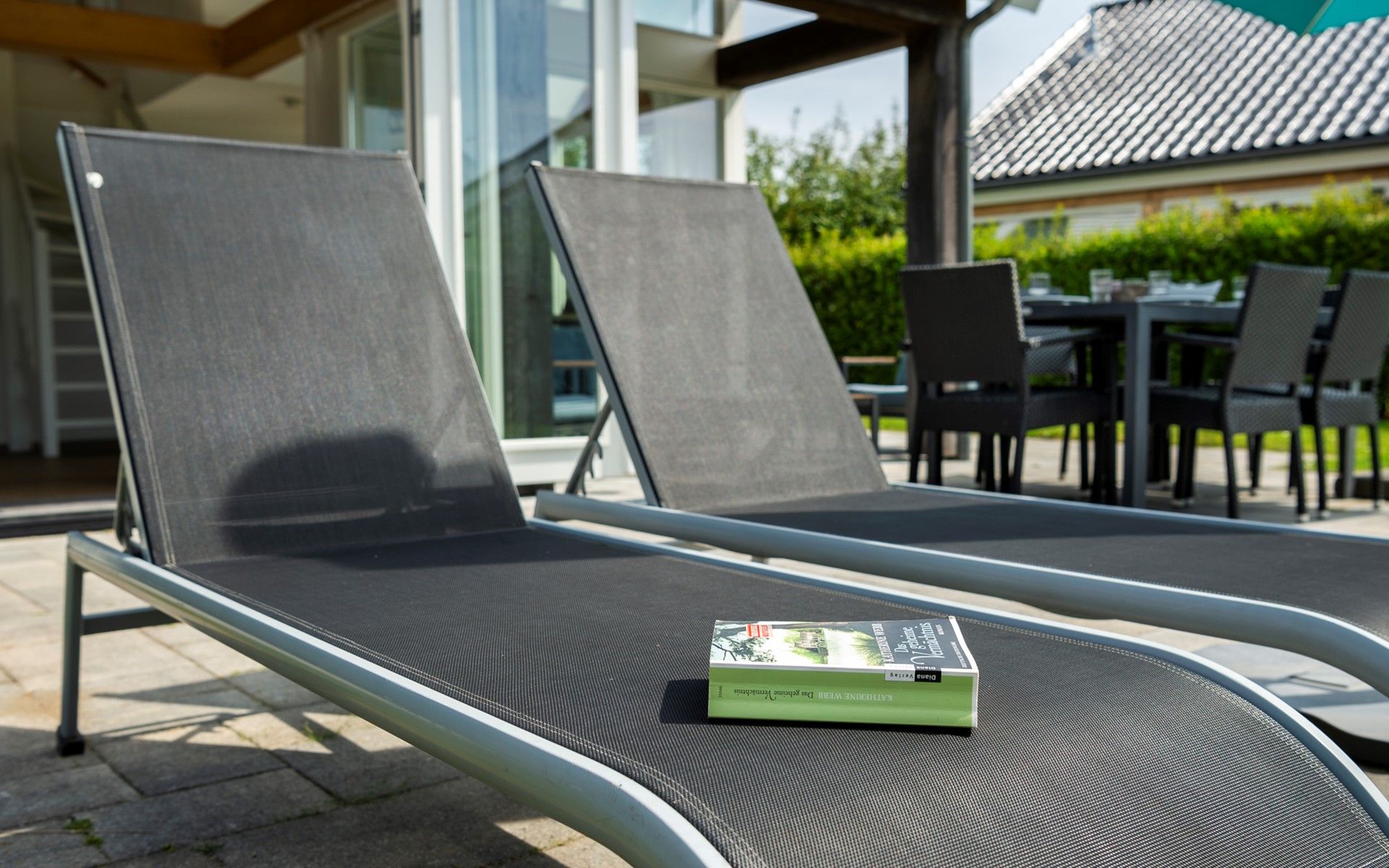 Ontspan op de ligstoelen van Vakantiehuis Zonnedorp 27 Beach Villa Renesse.