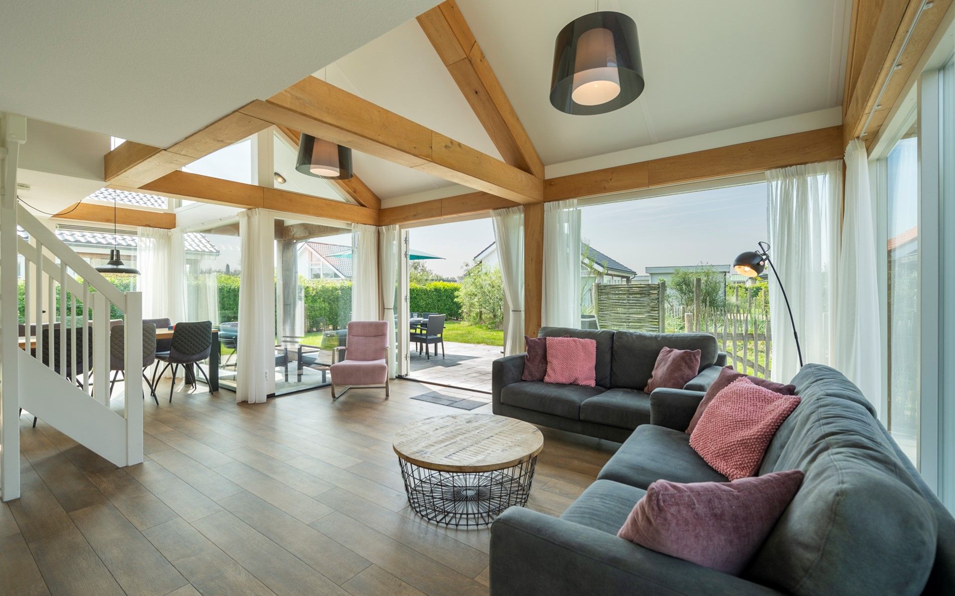 Lichte woonkamer in Vakantiehuis Zonnedorp 27 Beach Villa Renesse met uitzicht op de tuin.