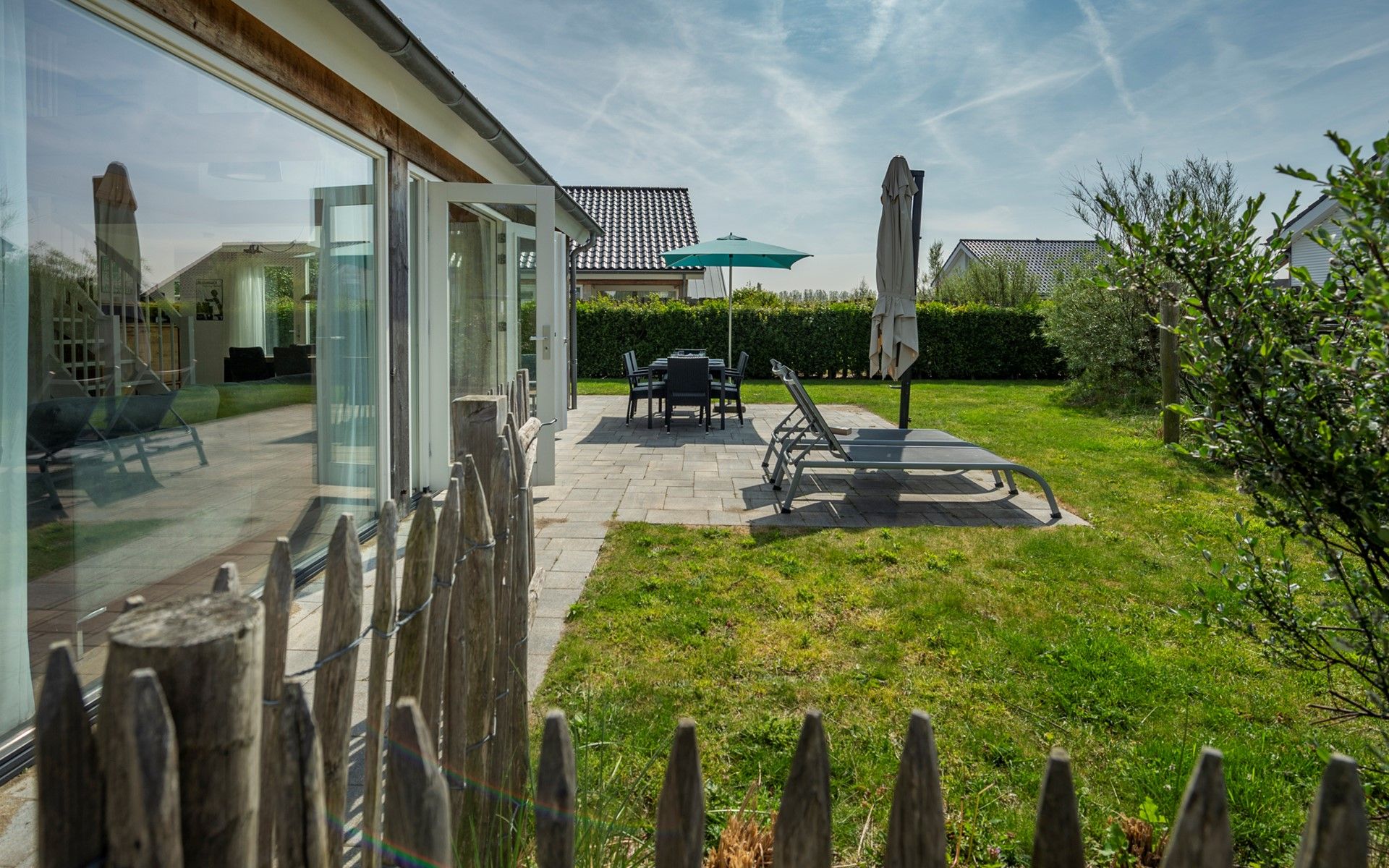 Ruim terras van Vakantiehuis Zonnedorp 27 Beach Villa Renesse met eethoek.