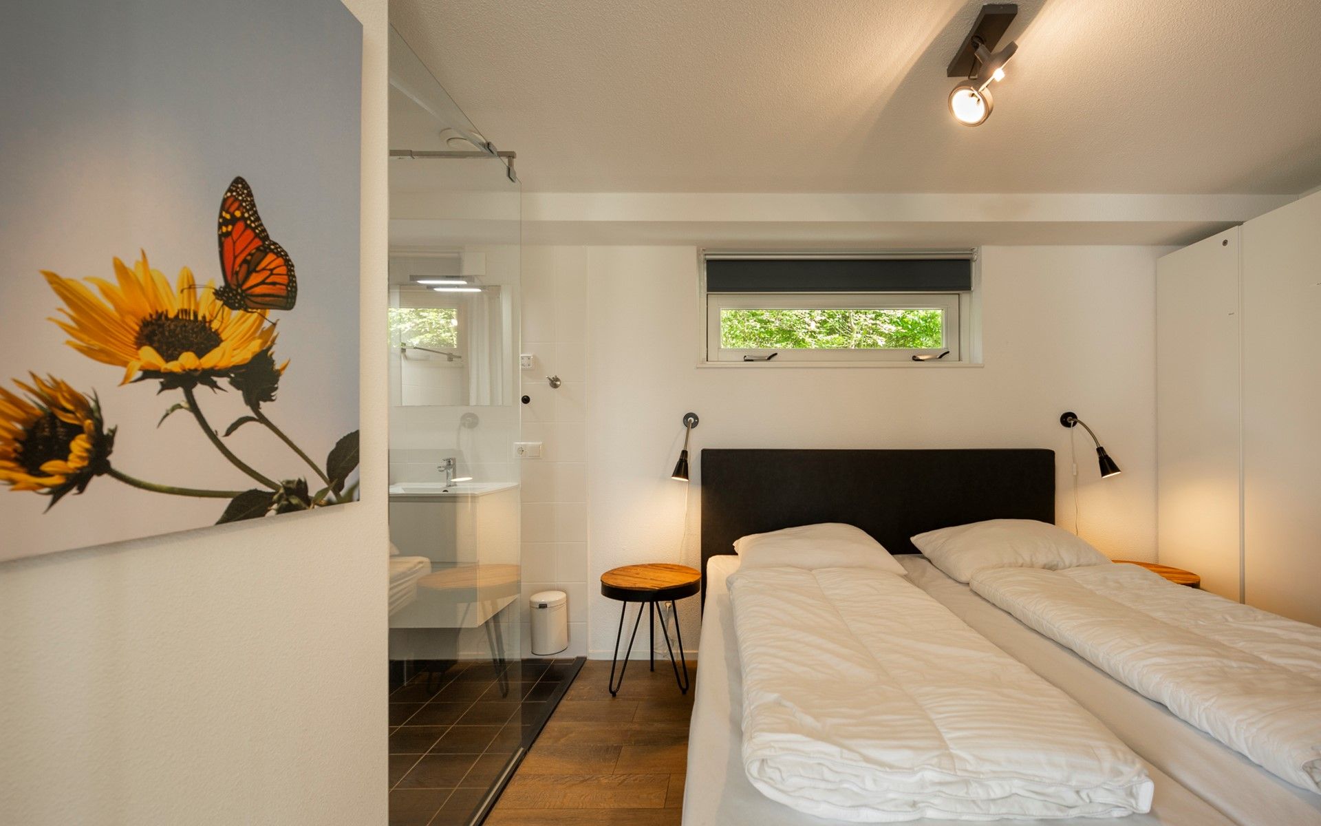 Luxe slaapkamer in Vakantiehuis Zonnedorp 27 Beach Villa Renesse met ensuite badkamer.