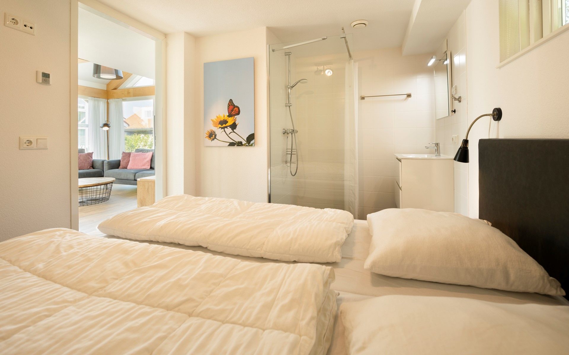 Moderne badkamer in Vakantiehuis Zonnedorp 27 Beach Villa Renesse.