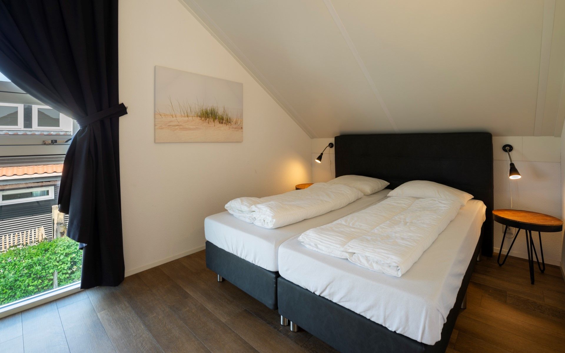 Knusse slaapkamer in Vakantiehuis Zonnedorp 27 Beach Villa Renesse met uitzicht.