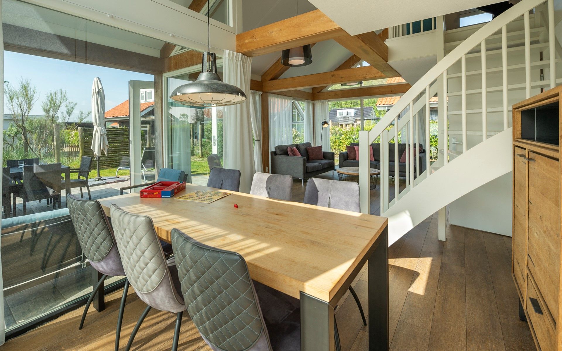 Eetkamer en woonkamer in Vakantiehuis Zonnedorp 27 Beach Villa Renesse met veel licht.
