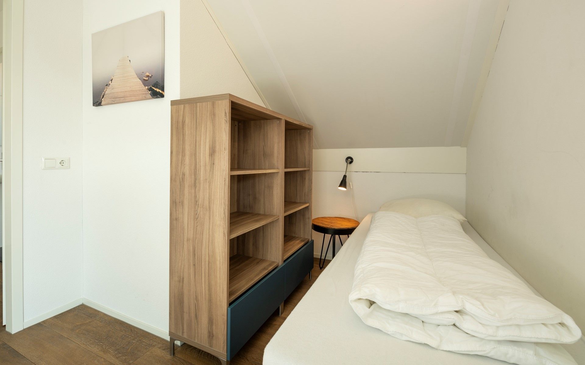 Extra slaapkamer in Vakantiehuis Zonnedorp 27 Beach Villa Renesse met boekenplanken.