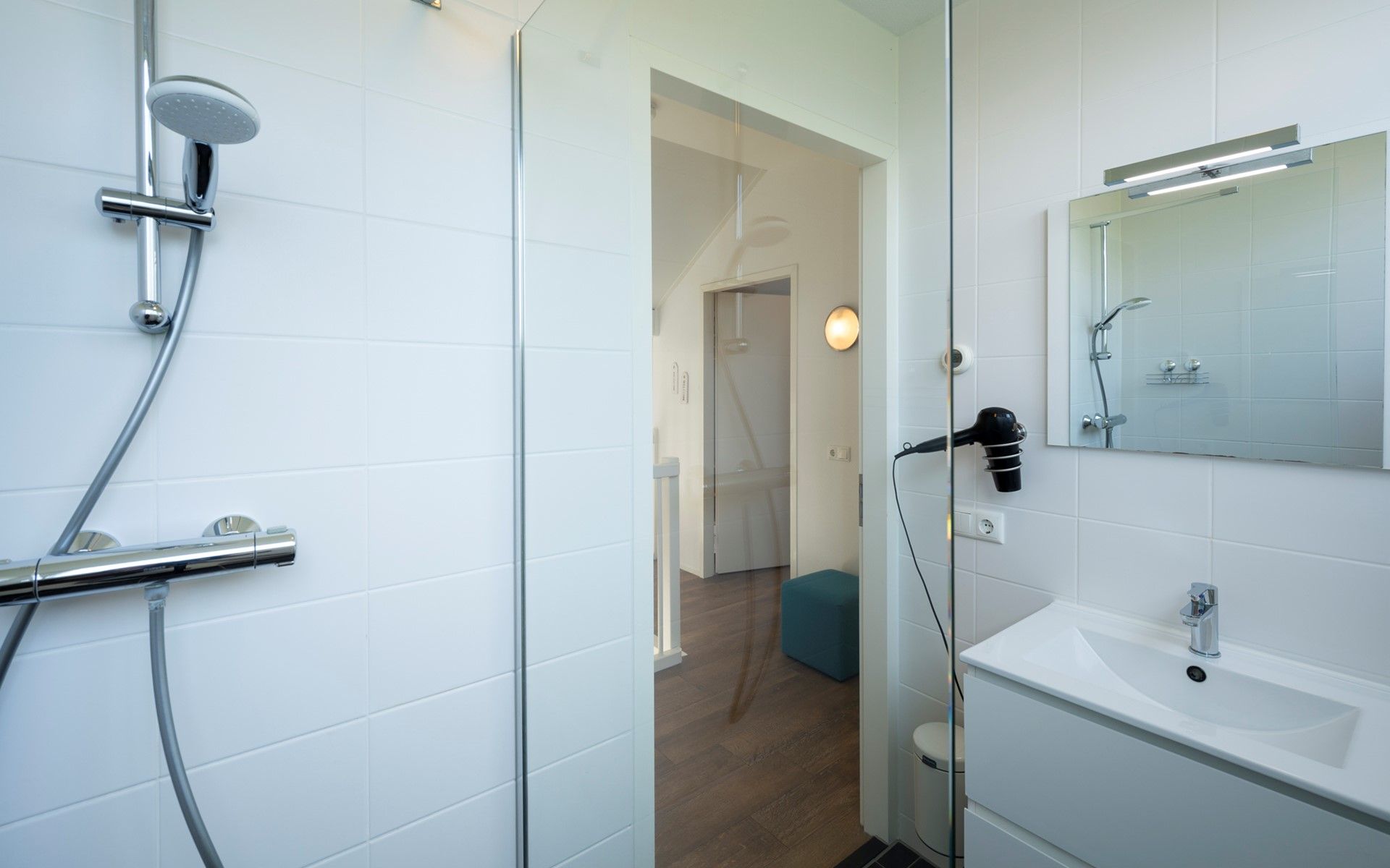 Moderne douche in Vakantiehuis Zonnedorp 27 Beach Villa Renesse met glazen wand.