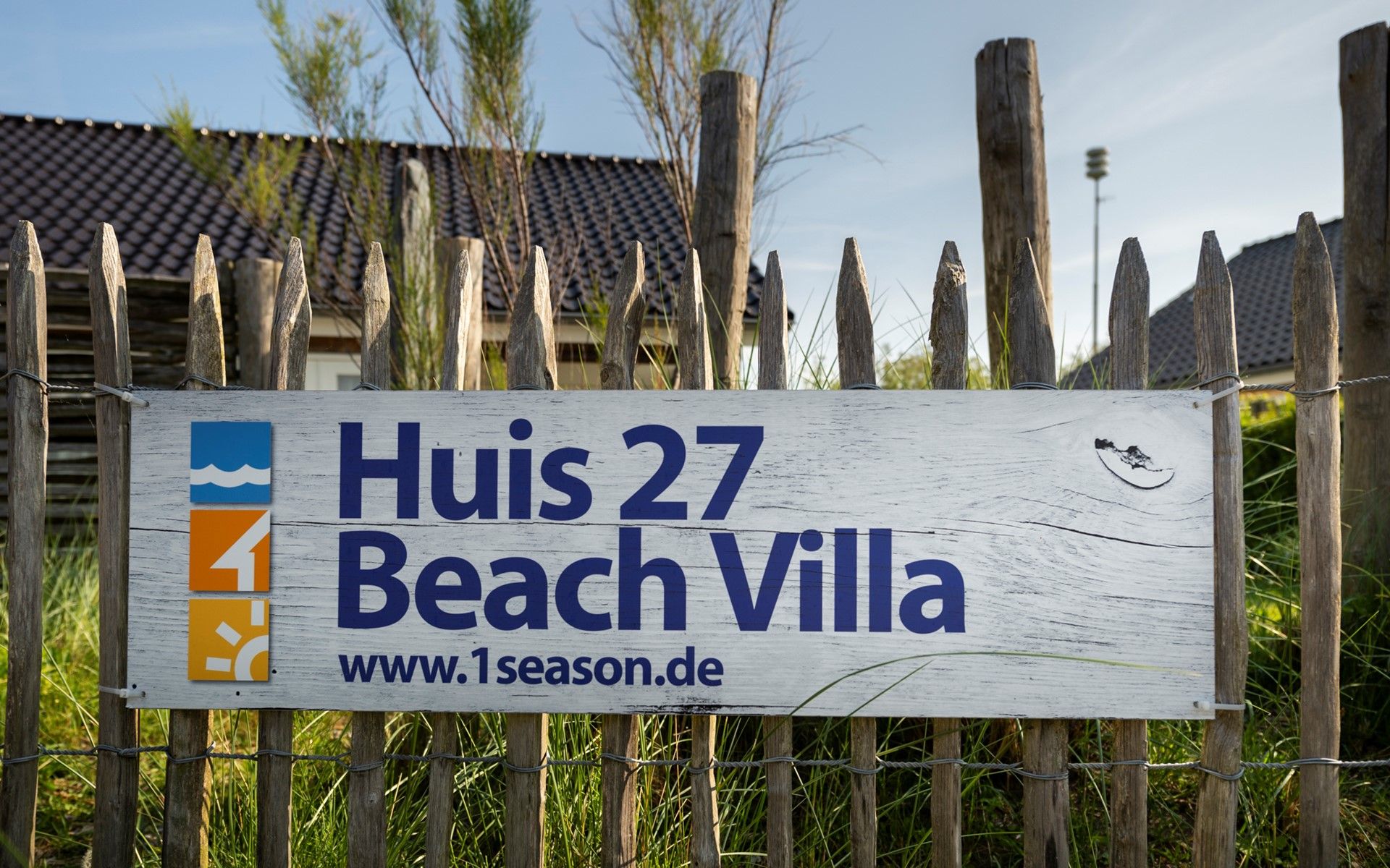 Informatiebord buiten Vakantiehuis Zonnedorp 27 Beach Villa Renesse.