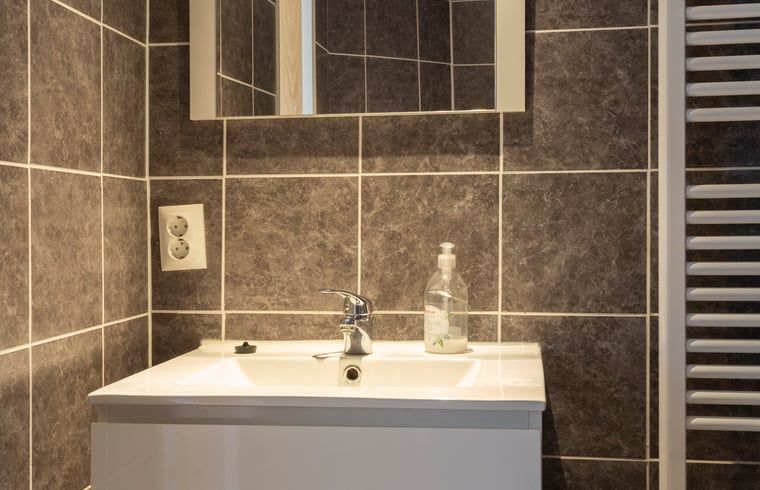 Modern bathroom in Cottage in Renesse, vacation home in quiet Renesse, Zeeland.