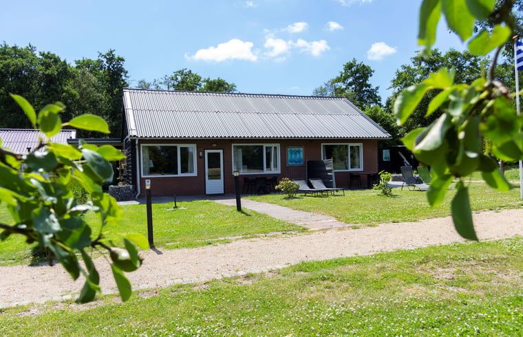 Cottage in Renesse, a vacation home in Schouwen-Duiveland, surrounded by nature and tranquility.