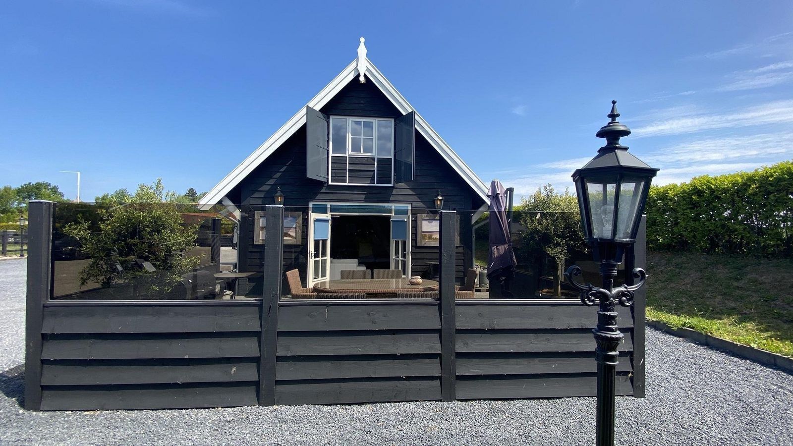 Vorderseite von VZ704 Freistehendes Ferienhaus Renesse mit grosser Veranda, Renesse, Schouwen-Duiveland, Zeeland.