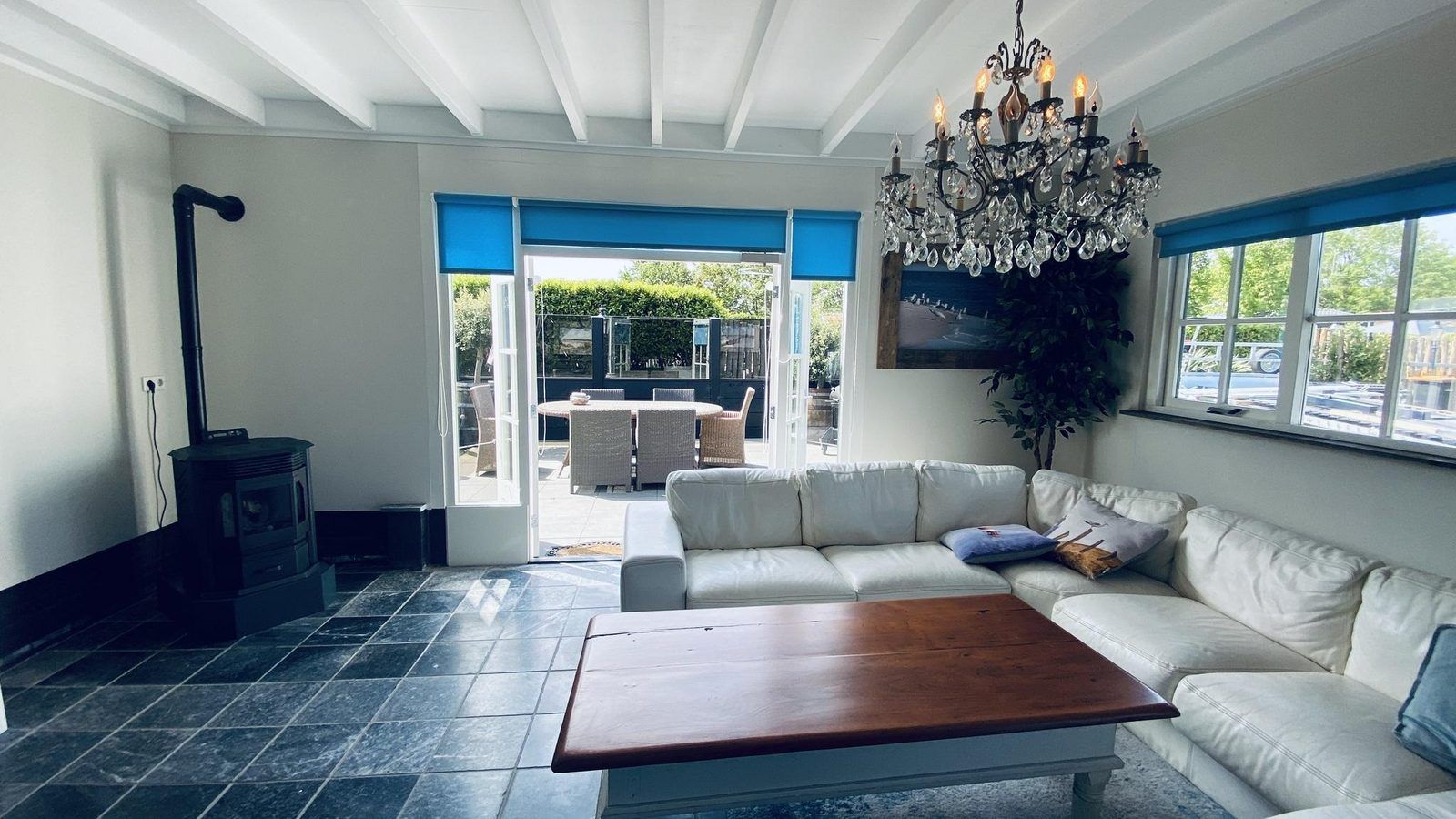 Helles Wohnzimmer mit Terrassentueren zur Terrasse in VZ704 Ferienhaus Renesse, Renesse, Schouwen-Duiveland, Zeeland.