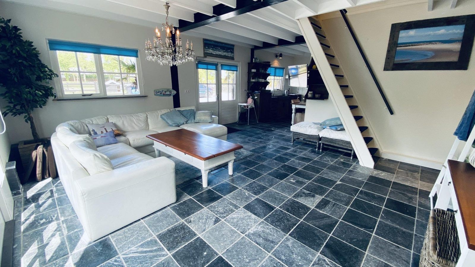 Geraeumiges Interieur von VZ704 Ferienhaus Renesse mit moderner Einrichtung, Renesse, Schouwen-Duiveland, Zeeland.