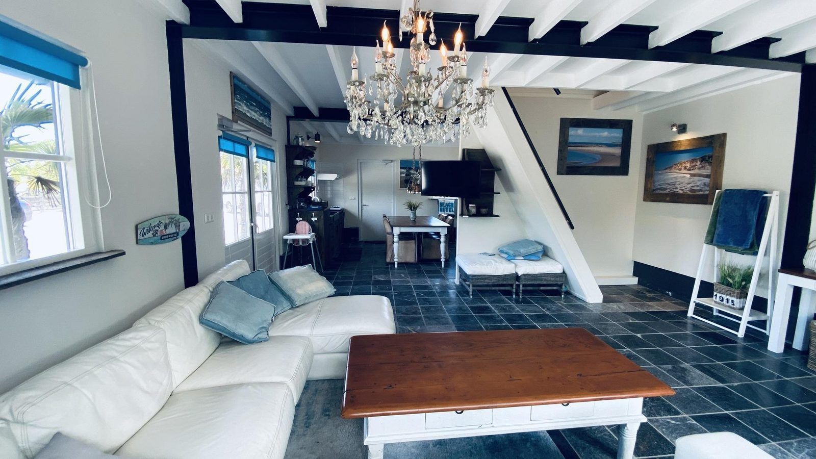 Gemuetliches Wohnzimmer in VZ704 Freistehendes Ferienhaus Renesse mit offener Kueche, Renesse, Schouwen-Duiveland, Zeeland.