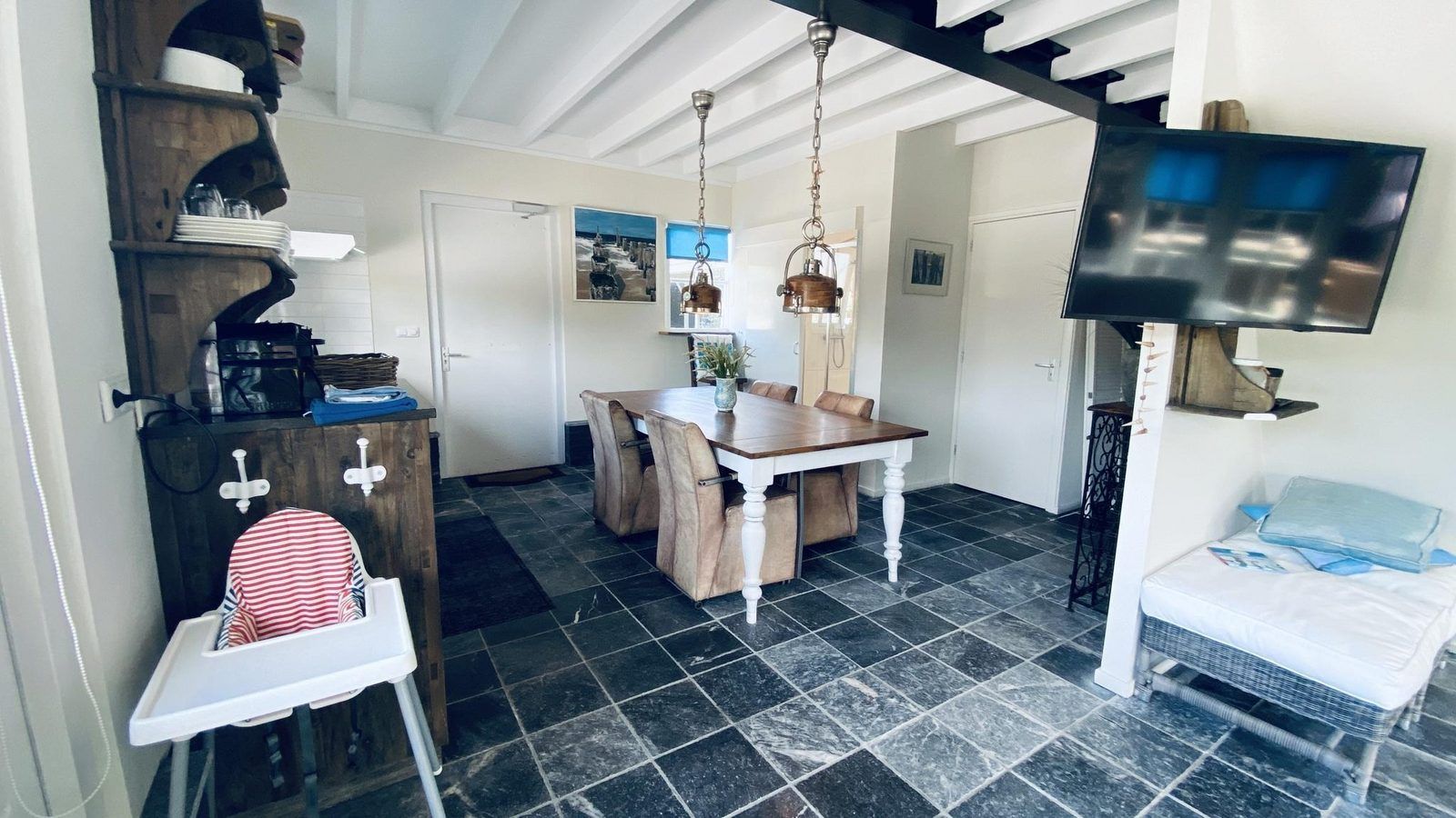 Essecke in VZ704 Ferienhaus Renesse mit Holztisch und Stuehlen, Renesse, Schouwen-Duiveland, Zeeland.