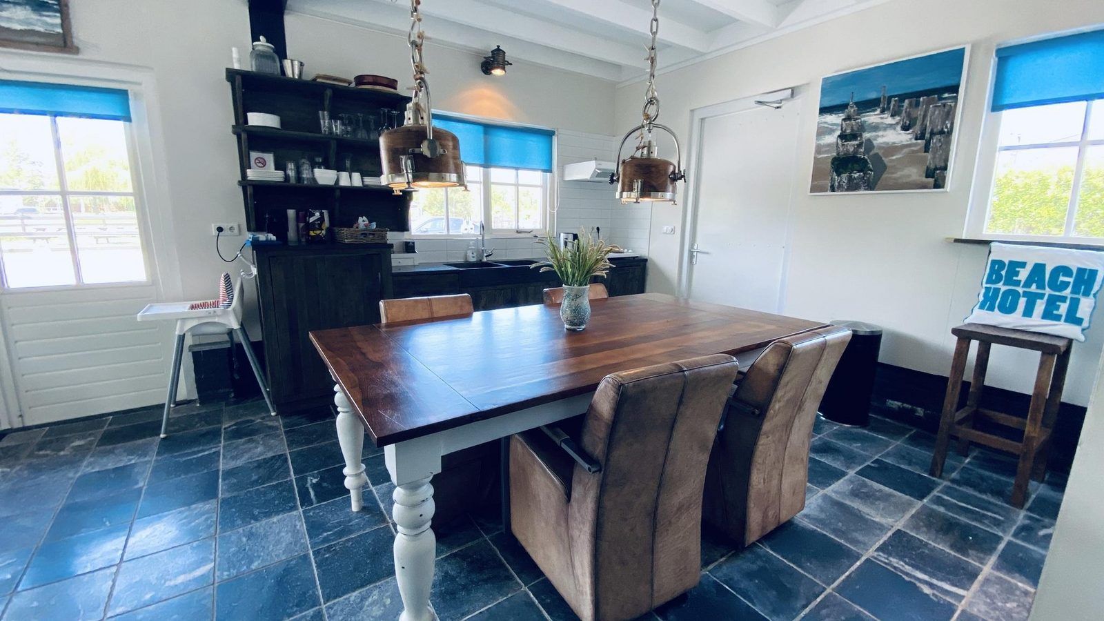 Gemuetliches Esszimmer in VZ704 Freistehendes Ferienhaus Renesse mit moderner Beleuchtung, Renesse, Schouwen-Duiveland, Zeeland.