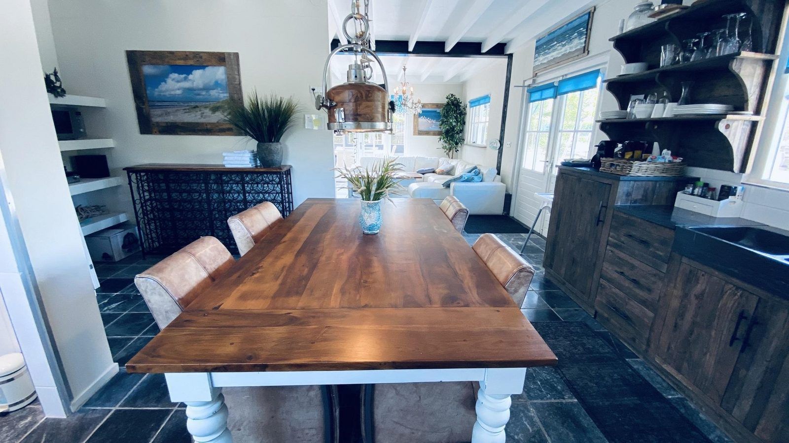 Kueche in VZ704 Ferienhaus Renesse mit Holzschraenken und modernen Geraeten, Renesse, Schouwen-Duiveland, Zeeland.