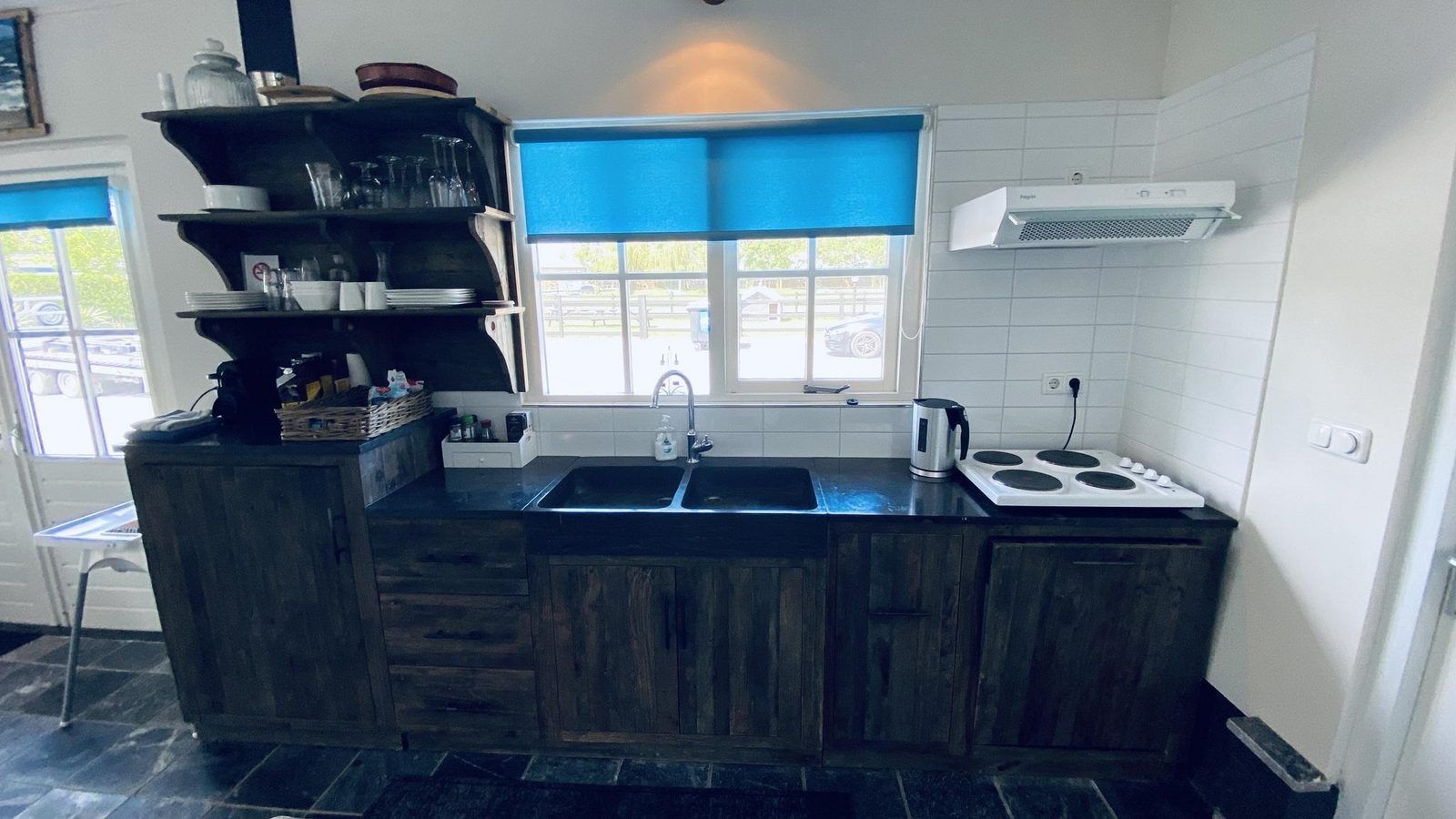 Moderne Kueche in VZ704 Freistehendes Ferienhaus Renesse mit Doppelspuele, Renesse, Schouwen-Duiveland, Zeeland.