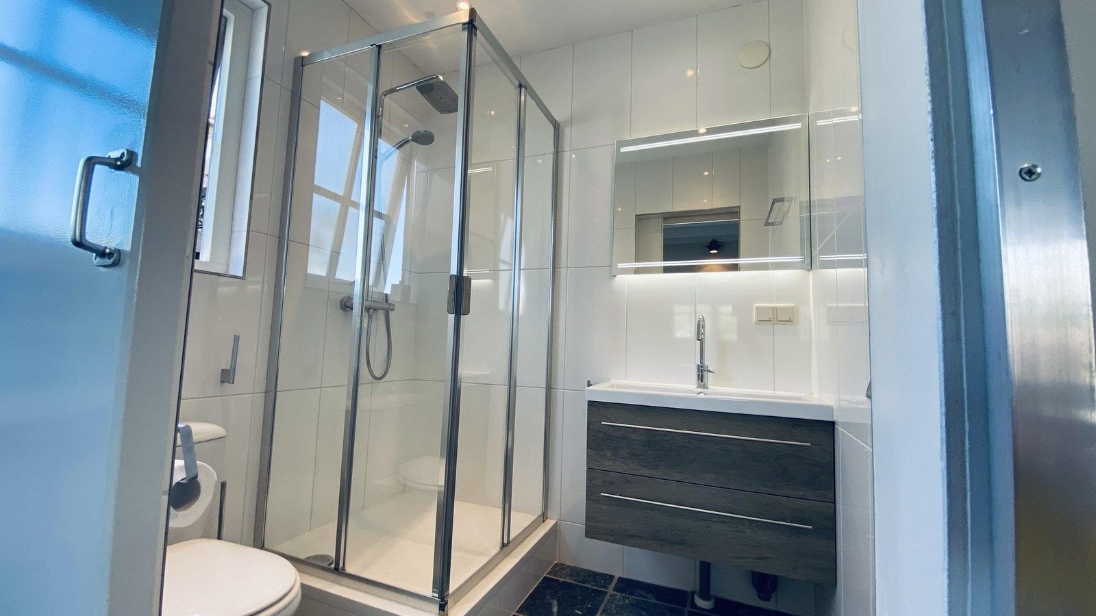 Stilvolles Badezimmer in VZ704 Ferienhaus Renesse mit Glasduschkabine, Renesse, Schouwen-Duiveland, Zeeland.