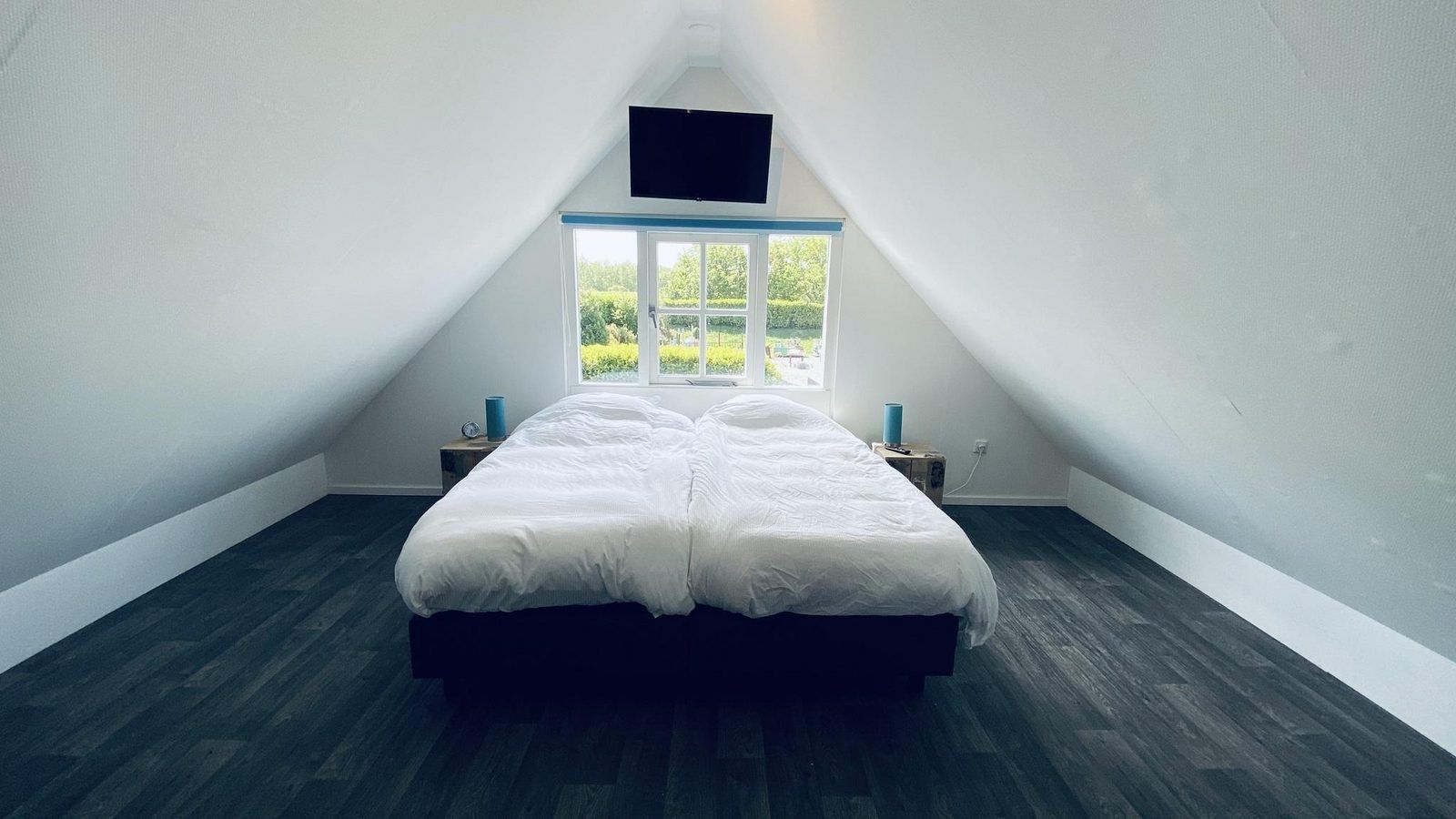 Geraeumiges Schlafzimmer in VZ704 Freistehendes Ferienhaus Renesse mit grossem Fenster, Renesse, Schouwen-Duiveland, Zeeland.