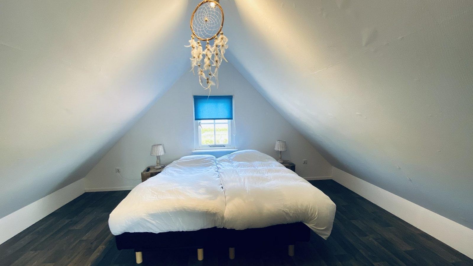 Schlafzimmer in VZ704 Ferienhaus Renesse mit bequemem Bett und natuerlichem Licht, Renesse, Schouwen-Duiveland, Zeeland.