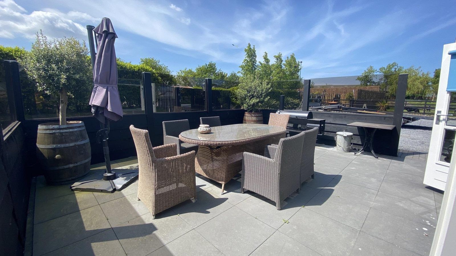 Terrasse von VZ704 Freistehendes Ferienhaus Renesse mit Esstisch und Sonnenschirm, Renesse, Schouwen-Duiveland, Zeeland.