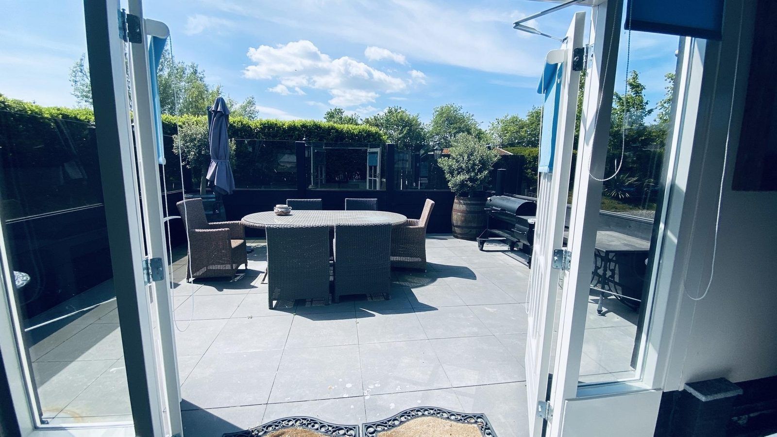 Blick von den Terrassentueren auf die Terrasse in VZ704 Freistehendes Ferienhaus Renesse, Renesse, Schouwen-Duiveland, Zeeland.