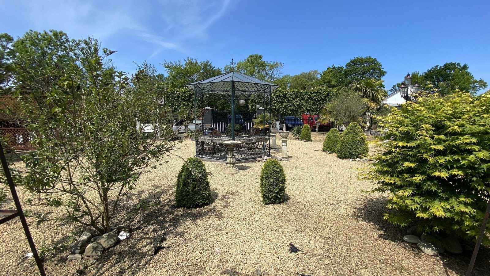 Gemuetlicher Garten mit Pavillon bei VZ704 Ferienhaus Renesse, ideal zum Entspannen, Renesse, Schouwen-Duiveland, Zeeland.