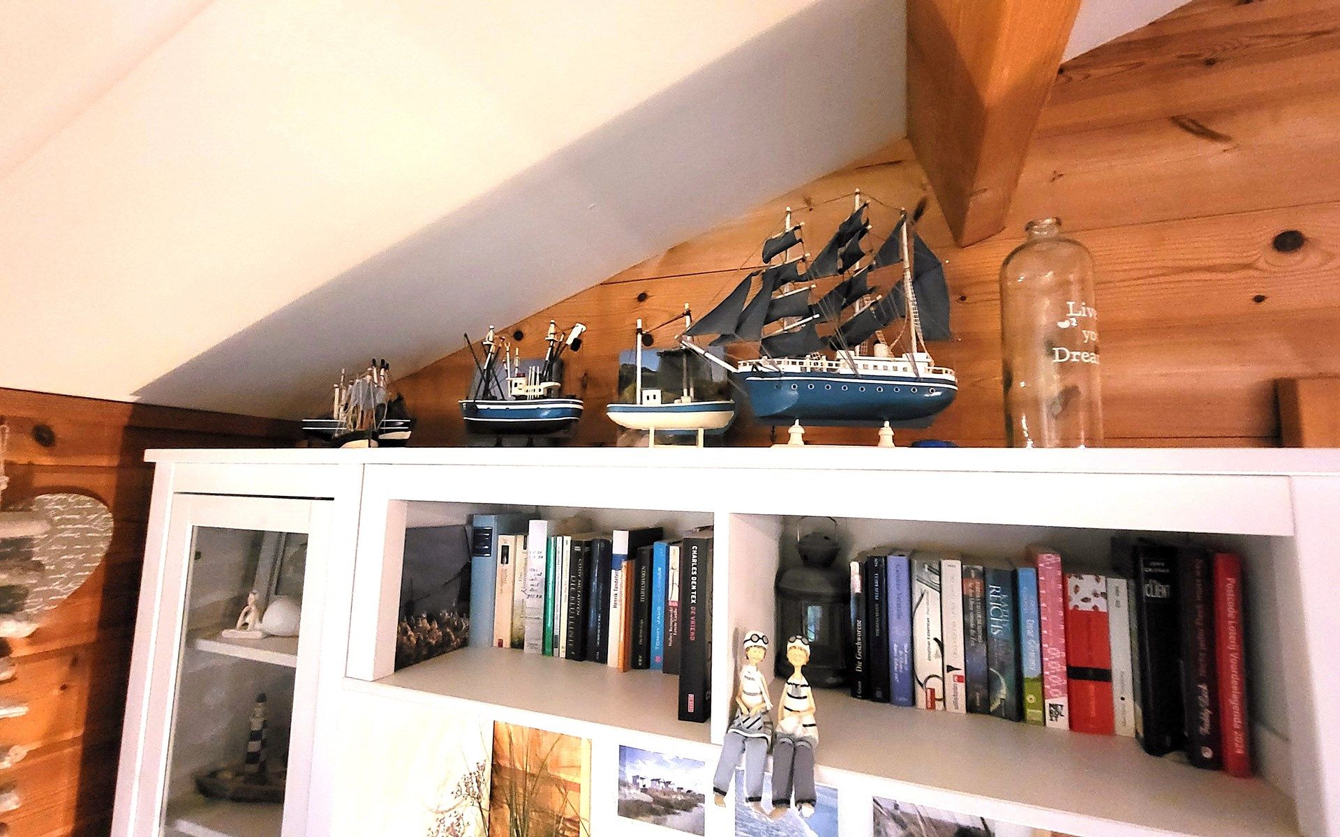 Cozy bedroom in Holiday bungalow Beachpark 42, chalet in Renesse, with wooden interior.