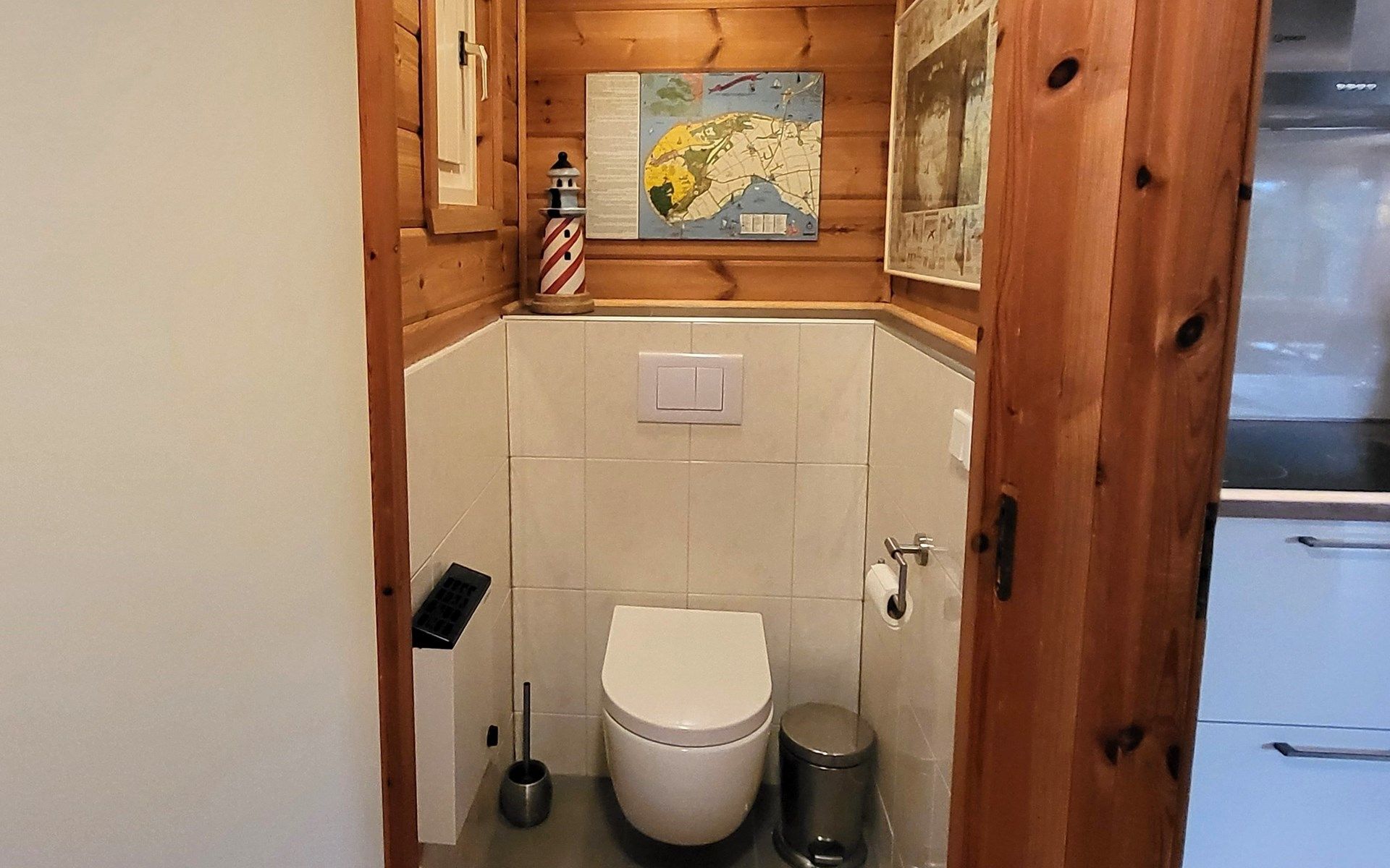 Vacation bungalow Beachpark 42 in Renesse, decorative elements in the living room with books and statues.