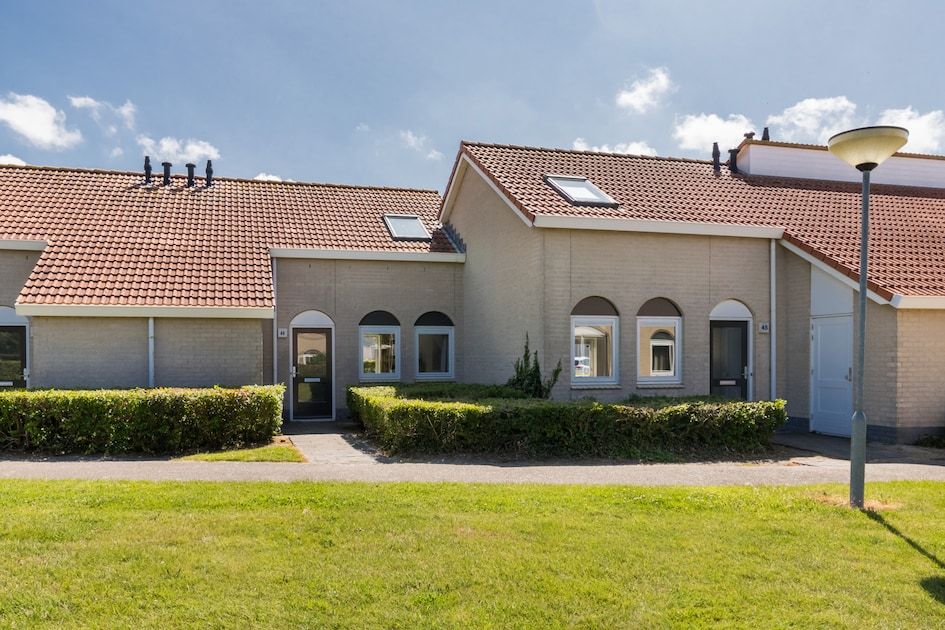 Lichte en ruime eetkamer van SD6 Comfort bungalow in Renesse, Schouwen-Duiveland, Zeeland met uitzicht op de tuin.