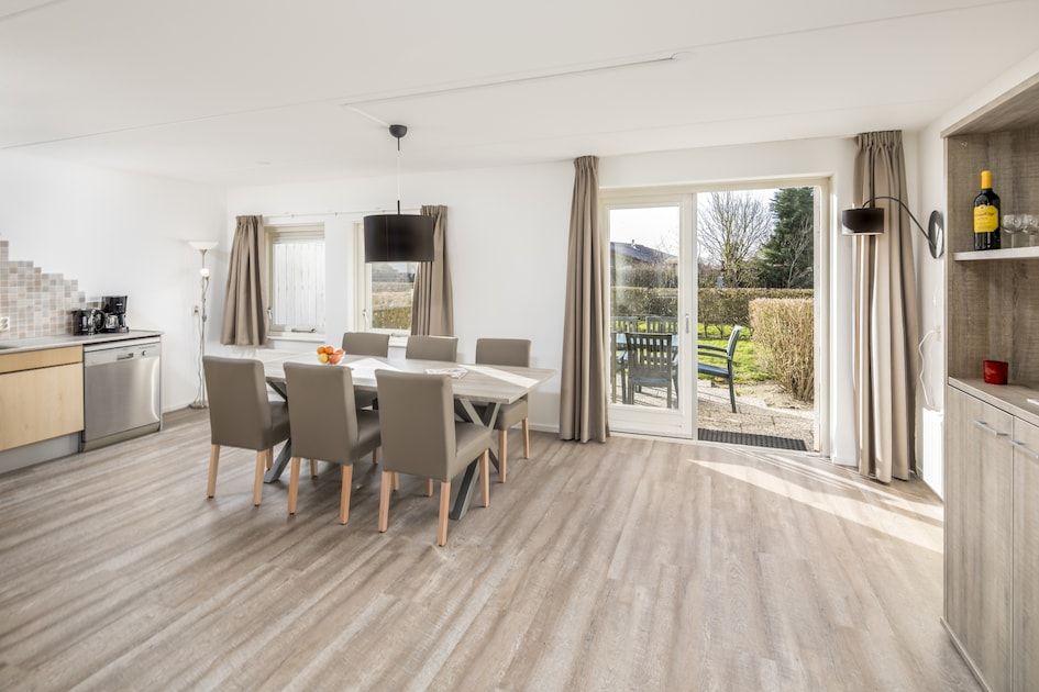 Gezellige woonkamer van SD6 Comfort bungalow in Renesse, Schouwen-Duiveland, Zeeland, met moderne inrichting en comfortabele zithoek.