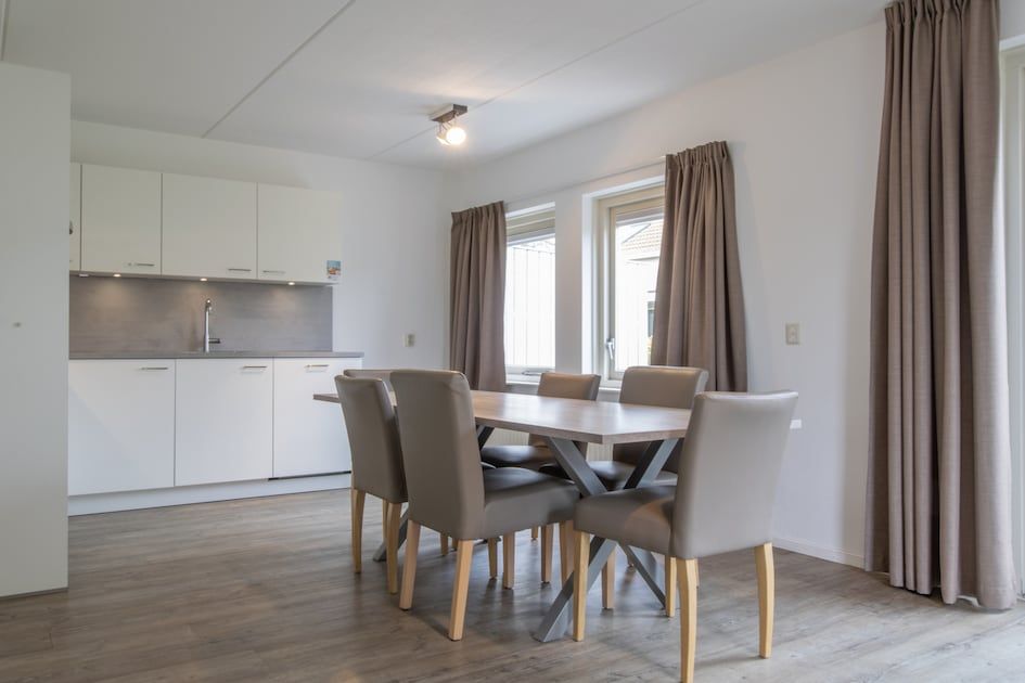 Moderne keuken in SD6 Comfort bungalow in Renesse, Schouwen-Duiveland, Zeeland met ruime eethoek en stijlvolle inrichting.