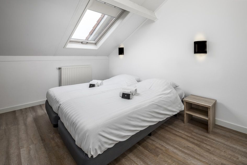 Moderne badkamer in SD6 Comfort bungalow in Renesse, Schouwen-Duiveland, met luxe douche en wastafel voor een ontspannen verblijf.