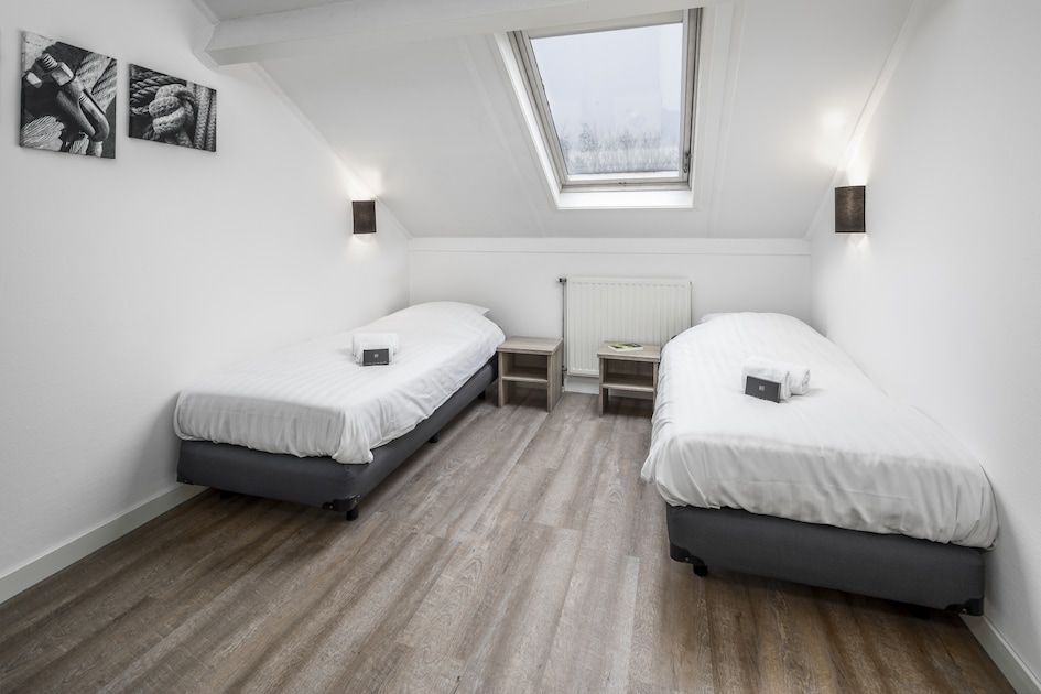 Moderne badkamer in SD6 Comfort bungalow in Renesse, Schouwen-Duiveland, Zeeland met ruime douche en ligbad voor ultiem comfort.